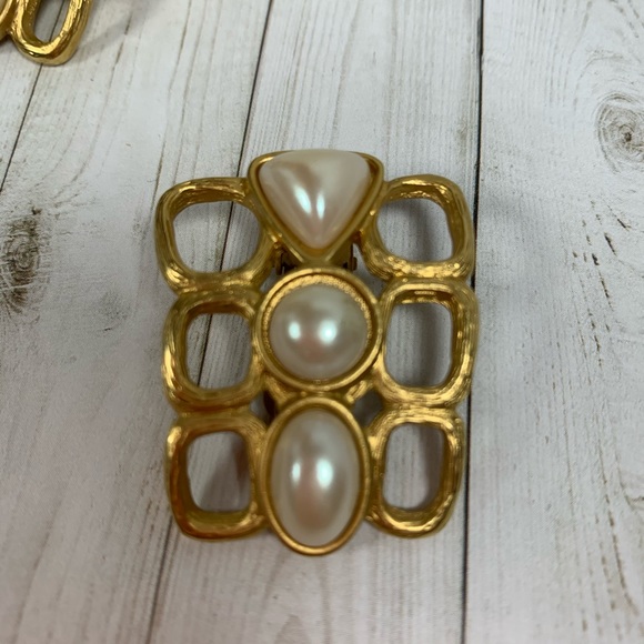 Vtg Avon Clip Earrings Antique Gold and Pearl 1.5” - Picture 2 of 4